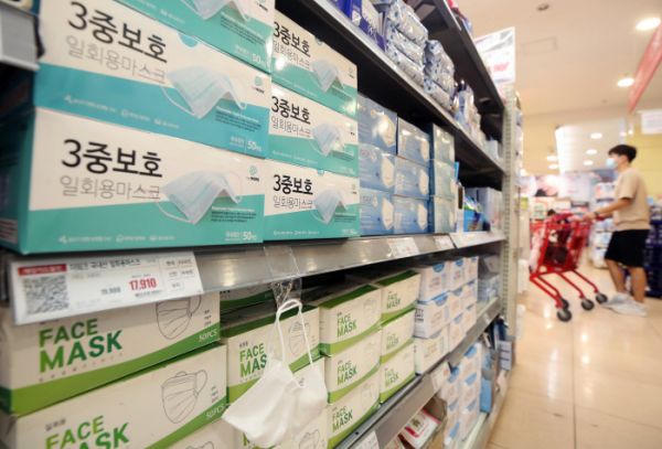 지난달 26일 서울 시내 한 대형마트에 마스크가 진열돼있다. 사진=연합뉴스