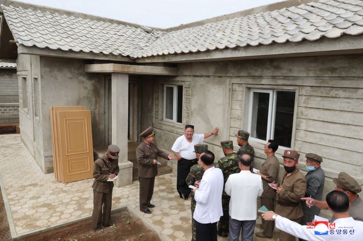 김정은 북한 국무위원장이 황해북도 은파군 대청리 수해현장을 찾아 복구 상황을 현지지 했다고 12일 조선중앙통신이 보도했다.(평양 조선중앙통신=연합뉴스)