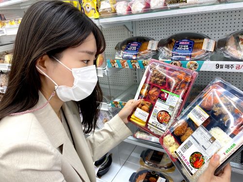 삼각김밥은 안되는데 7만원 짜리 과일꾸러미? … '급식바우처' 혼란