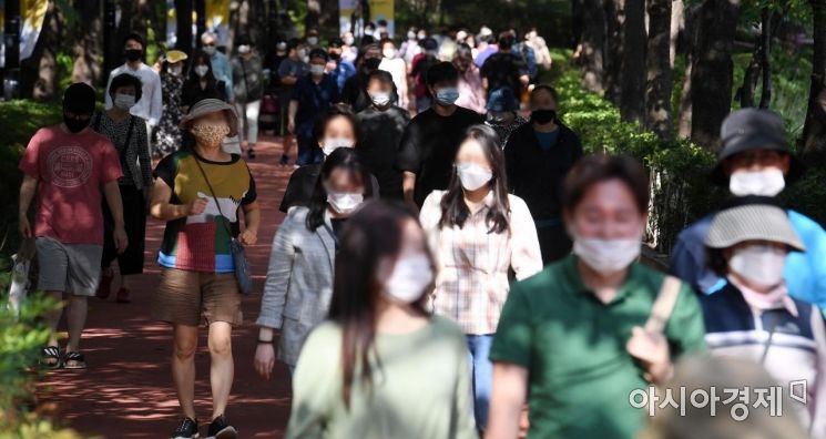 코로나19 재확산으로 강화했던 사회적 거리두기가 2단계로 하향 조정된다. 다만 추석 연휴기간이 관건으로 예상되는 만큼 방역 조치를 강화에 확산에 대응할 예정이다. 정세균 국무총리는 13일 정부서울청사에서 열린 코로나19 대응 중앙재난안전대책본부 회의에서 “사회적 피로도와 함께 그간 확인된 방역조치의 효과 등을 감안했다”며 “앞으로 2주간 수도권의 사회적 거리두기를 2단계로 조정하고자 한다”고 밝혔다. 사진은 이날 서울 송파구 석촌호수에서 마스크를 착용하고 산책하는 시민들의 모습./김현민 기자 kimhyun81@