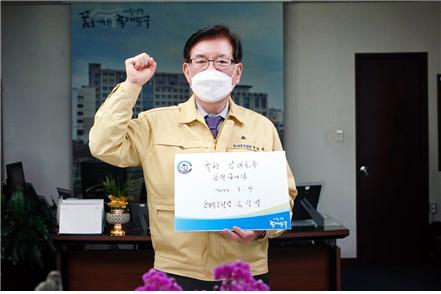 유덕열 동대문구청장이 지난 3월 사회관계망서비스(SNS) 페이스북을 통해 착한 임대료 운동 응원 캠페인을 펼쳤다.