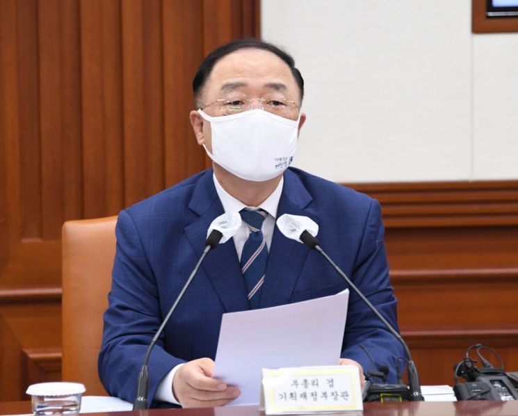 홍남기 부총리 겸 기획재정부 장관이 14일 서울 광화문 정부서울청사에서 '제218차 대외경제장관회의'를 주재하며 모두발언을 하고 있다.