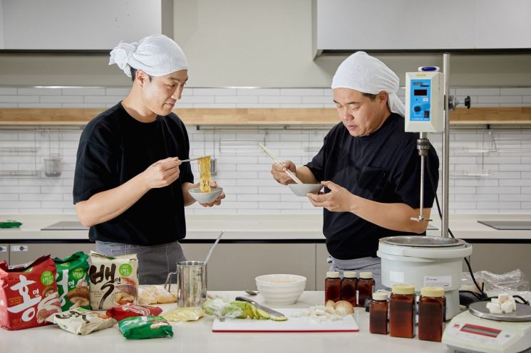 [유통 핫피플]라면에 새 바람 불어 넣은 로스팅 공법…“원재료 감칠맛 비밀”