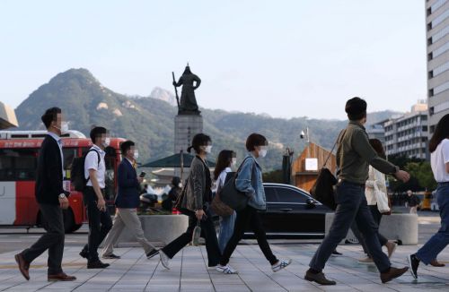 선선한 초가을 날씨를 보인 14일 서울 광화문 사거리에서 출근길 시민들이 발걸음을 옮기고 있다. /문호남 기자 munonam@