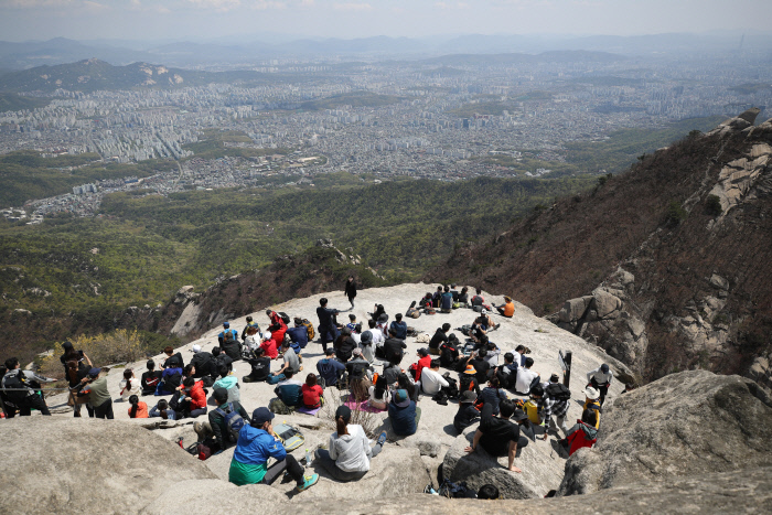 지난 4월 26일 북한산 백운대가 등산객들로 붐비고 있다. 사진은 기사 중 특정표현과 관계 없음. 연합뉴스