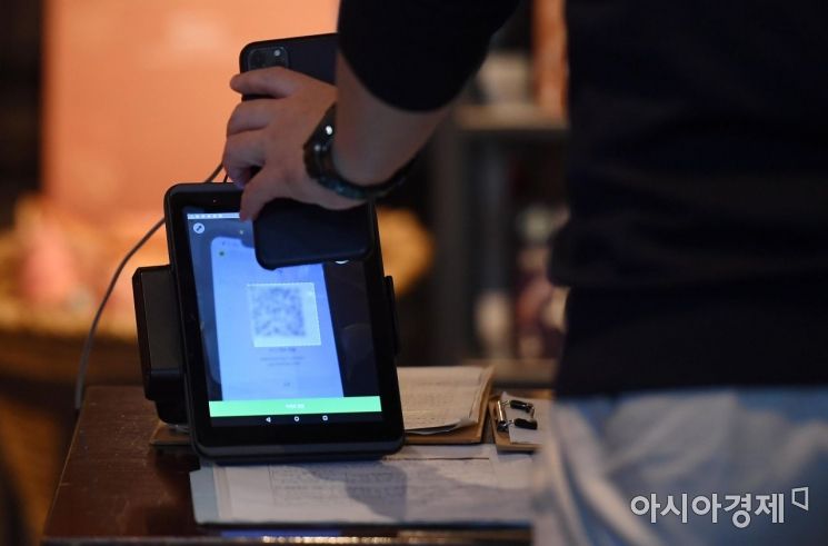 올 연말 QR코드로 돈 뽑는다…"ATM→고기능자동화기기로 대체" 