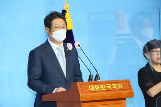 황희 더불어민주당 의원이 10일 국회 소통관에서 추미애 법무부 장관 아들 서모씨의 군복무 기간 휴가는 적법한 절차를 밟았다고 밝히고 있다. [연합뉴스]