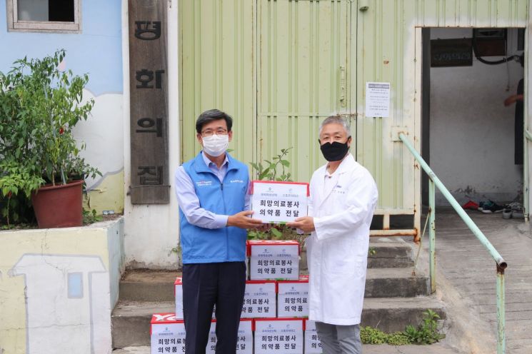 지난 11일 서울 노원구 소재 '평화의 집' 노인복지시설에서 우리자산신탁 이창재 대표(왼쪽)와 삼성서울병원 송상용 교수가 기념촬영을 하고 있다.