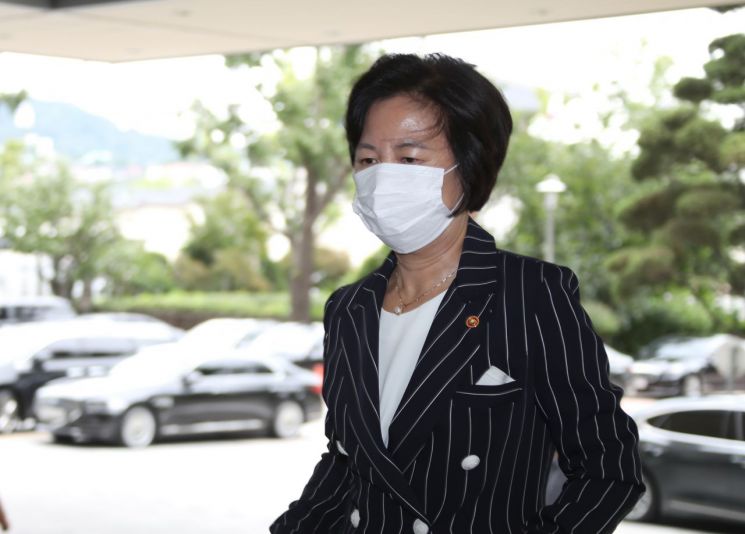 추미애 법무부 장관이 11일 오후 정세균 국무총리 주재 주요 현안간담회에 참석하기 위해 정부서울청사에 도착해 이동하고 있다/사진=연합뉴스