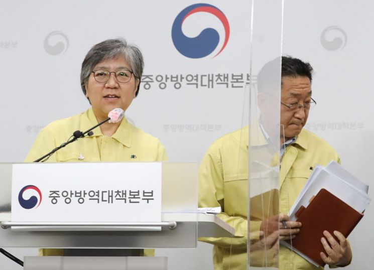 정은경 중앙방역대책본부장(질병관리청장, 왼쪽)과 정경태 백신연구과장이 14일 오후 충북 청주시 질병관리청에서 열린 코로나19 국내 발생 현황 및 확진 환자 중간조사 결과 등 정례브리핑을 마친 뒤 이어진 항체 검사법과 관련된 취재진의 질문에 답변하고 있다.<이미지:연합뉴스>