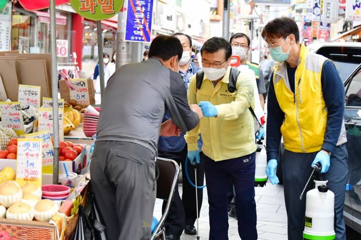 14일 오후 중랑동부시장을 돌며 방역활동을 펼치고 있는 류경기 중랑구청장