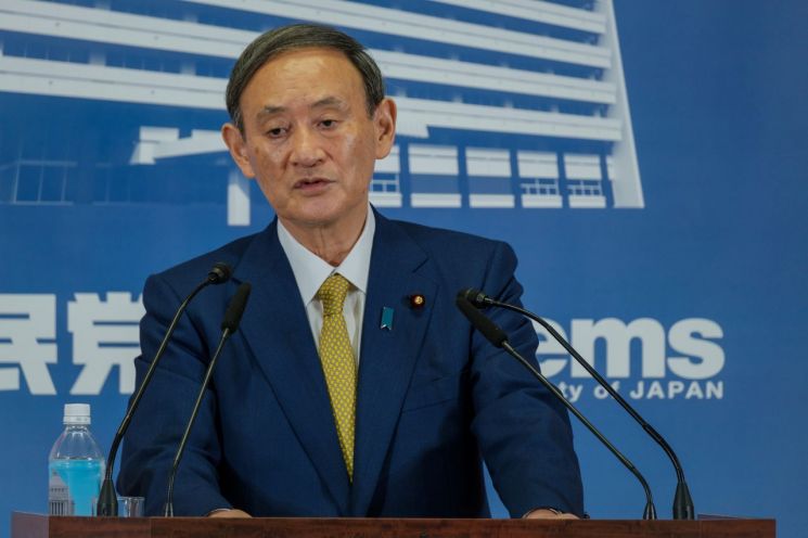 스가 요시히데 일본 관방장관이 지난달 14일 자민당 총재 경선에서 차기 총재로 선출된 뒤 도쿄의 당사에서 기자회견을 하고 있다. [이미지출처=연합뉴스]