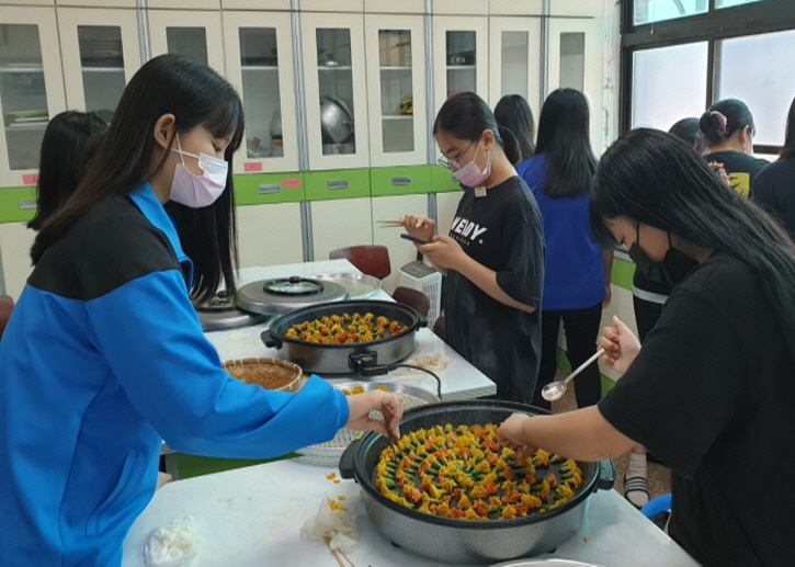 꽃차 만들기를 하는 누리마을학교. 사진=완도교육지원청 제공