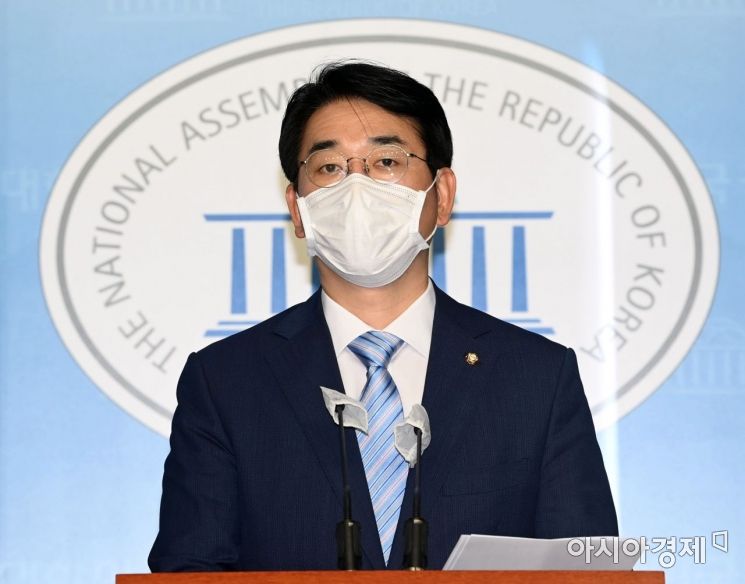 박용진 더불어민주당 의원이 15일 국회에서 이재용 삼성 부회장 관련 기자회견을 하고 있다./윤동주 기자 doso7@