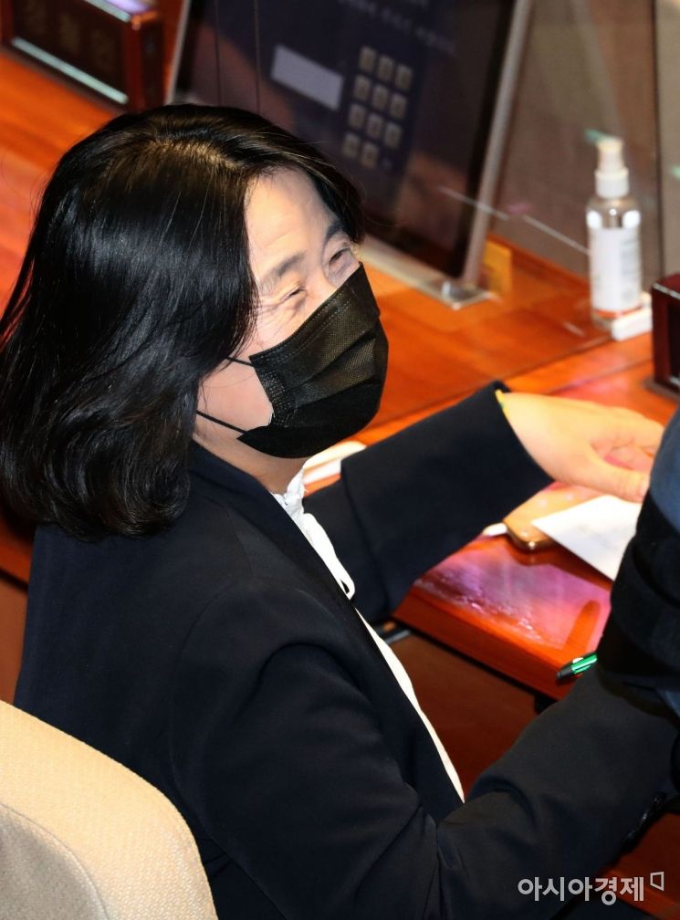 윤미향 더불어민주당 의원이 15일 국회 본회의장에서 열린 외교·통일·안보 분야 대정부질문에 참석하고 있다./윤동주 기자 doso7@