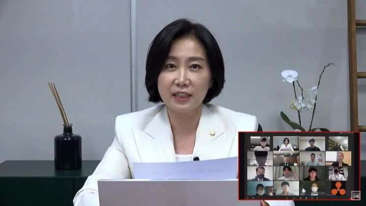 11일 허은아 국민의힘 의원이 사단법인 청년과미래주최로 열린 비대면 청년정책간담회 '온-택트:연결고리'에서 인사말하고 있다. [이미지출처=연합뉴스]