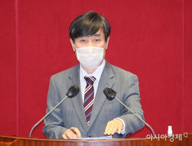 하태경 국민의힘 의원이 15일 국회 본회의장에서 열린 외교·통일·안보에 관한 대정부 질문에서 정경두 국방부 장관에게 질의하고 있다./윤동주 기자 doso7@