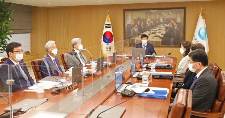 이주열 한국은행 총재(가운데)가 지난달 27일 서울 중구 한국은행에서 열린 금융통화위원회 본회의를 진행하고 있다. [이미지출처=연합뉴스]