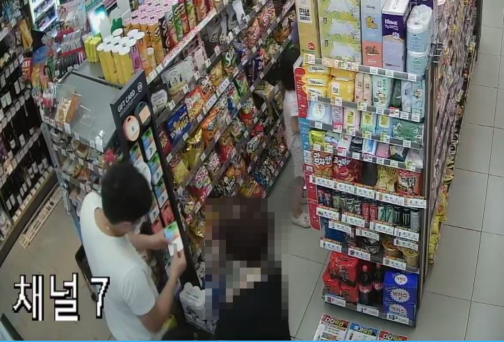 사내는 신종사기 범죄임을 직감하고 여성에게 다가갔다. 여성은 자녀를 사칭한 문자메시지를 보여주고 있다. [이미지출처=부산경찰]