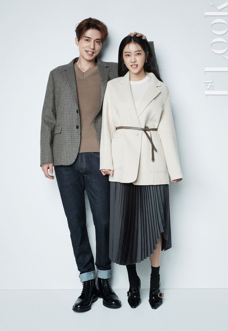 이동욱·조보아, 코트 나눠입고 커플 포즈