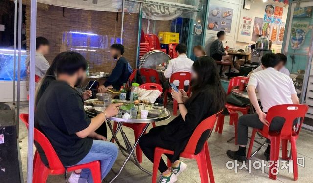 15일 오후 서울 종로구 젊음의 거리 인근 식당가에 있는 한 음식점을 찾은 시민들. 사진은 기사 특정 표현과 무관함.사진=김연주 인턴 yeonju1853@asiae.co.kr