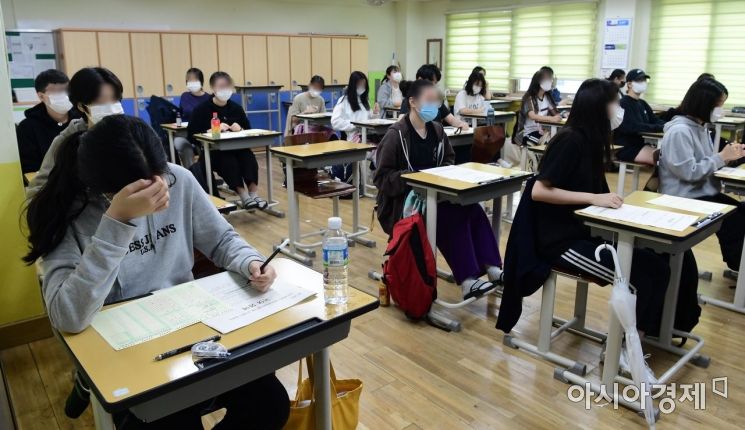 2021학년도 대학수학능력시험을 앞둔 고3 학생들이 16일 서울 영등포구 여의도여자고등학교에서 9월 모의평가를 준비하고 있다. 이번 모의평가는 수능 출제기관인 평가원이 수능 이전에 실시하는 마지막 모의고사다./김현민 기자 kimhyun81@