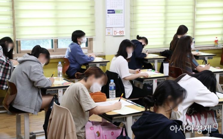 2021학년도 대학수학능력시험을 앞둔 고3 학생들이 16일 서울 영등포구 여의도여자고등학교에서 9월 모의평가를 준비하고 있다. 이번 모의평가는 수능 출제기관인 평가원이 수능 이전에 실시하는 마지막 모의고사다./김현민 기자 kimhyun81@