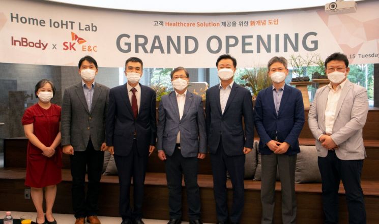 SK건설과 인바디는 15일 서울 강남구 논현동 인바디 본사 1층에 '홈 IoHT 랩'을 열었다. 이날 개관식에 참여한 전승태 SK건설 건축주택사업부문장(왼쪽 네번째)과 차기철 인바디 대표이사(왼쪽 세번째)가 기념사진을 촬영하고 있다.