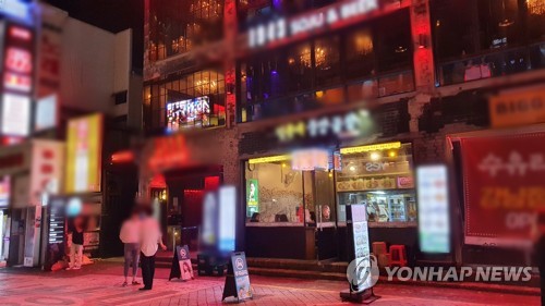 강남의 한 술집 골목. 사진은 기사 중 특정표현과 무관함. [이미지출처=연합뉴스]