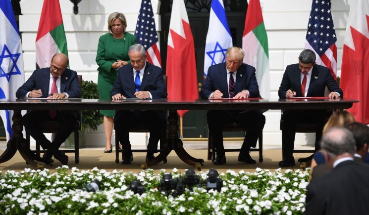 15일(현지시간) 미국 워싱턴DC 백악관에서 이스라엘과 아랍에미리트(UAE) ·바레인 간의 관계정상화를 위한 합의인 '아브라함 협정' 서명식이 진행되고 있다. 이날 서명식에는 바레인의 압둘라티프 빈 라시드 알자야니 외무장관(왼쪽 첫번째), 이스라엘의 베냐민 네타냐후 총리(왼쪽 두번째), UAE의 셰이크 압둘라 빈 자예드 알나흐얀 외무장관(오른쪽 첫번째)과 함께 협정을 중재한 도널드 트럼프 미국 대통령(오른쪽 두번째)이 참석했다. [이미지출처=연합뉴스]