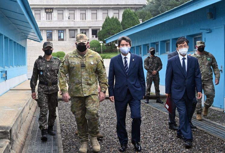 판문점을 방문한 이인영 통일부 장관이 16일 오전 경기 파주시 판문점 군사분계선을 둘러보고 있다.