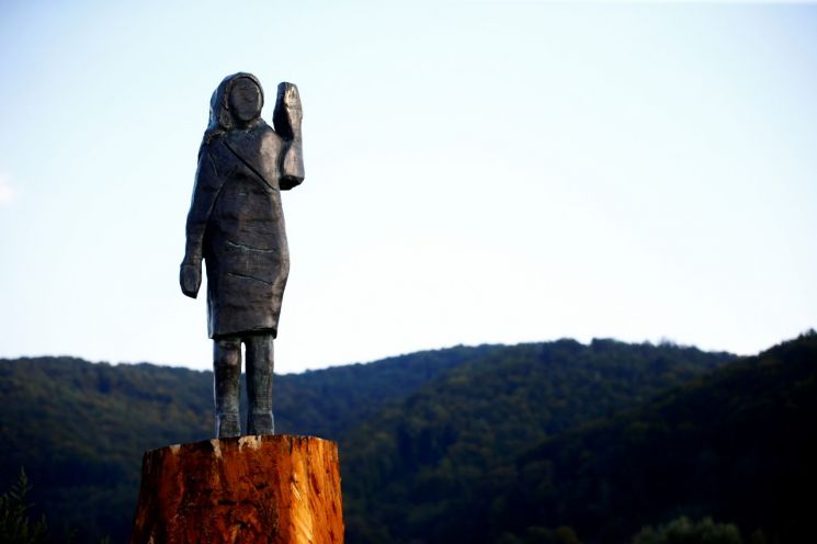 ▲도널드 트럼프 미국 대통령의 부인 멜라니아 여사의 조각상이 고국 슬로베니아에 청동으로 제작돼 다시 세워졌다. [이미지출처=로이터연합뉴스]