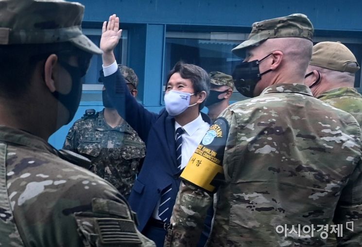 지난 9월 16일 경기 파주시 판문점을 방문한 이인영 통일부장관이 군사분계선 남쪽에서 북한의 판문각을 향해 손을 흔들고 있다. <사진=공동취재단>