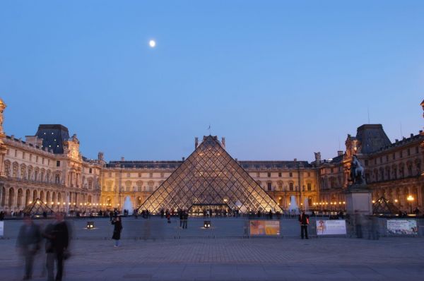 루브르박물관은 지난해 10월 24일부터 4개월간 피라미드 아래 있는 나폴레옹관에서 '레오나르도 다 빈치전'을 개최했다.