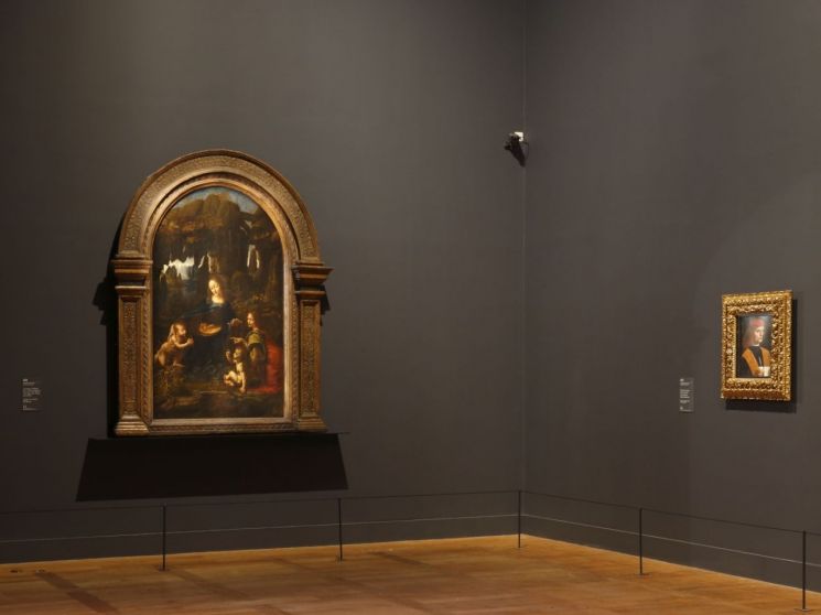 '바위 산의 성모'는 레오나르도 다 빈치가 밀라노에서 처음 제작한 작품이다. 성모와 요한, 천사, 예수가 전형적인 피라미드 구도로 화면 중앙에 배치돼 있다.