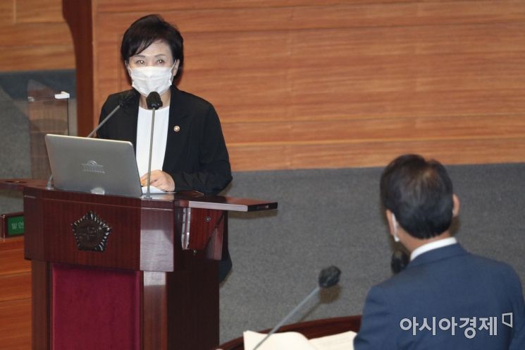 김현미 국토부 장관이 16일 국회에서 열린 경제분야 대정부질문에 출석, 의원들 질의에 답변하고 있다./윤동주 기자 doso7@