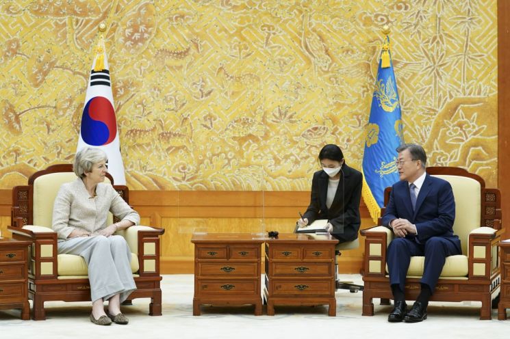 文대통령 만난 메이 전 英총리 "한국, 코로나 대응 세계적 모범"