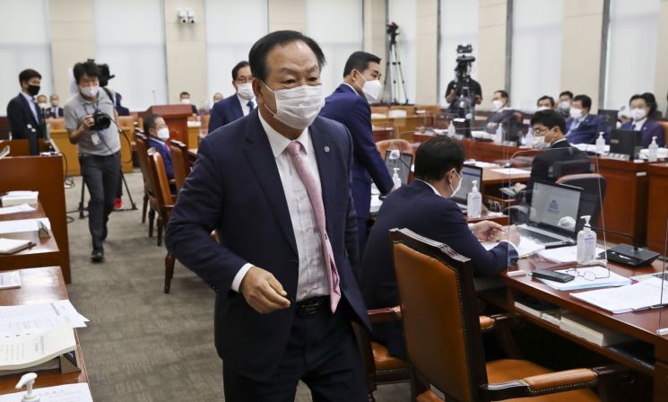 한기호 국민의힘 의원이 16일 오전 서울 여의도 국회에서 열린 서욱 국방부 장관 후보자 인사청문회에서 더불어민주당 홍영표 의원의 '쿠데타 세력 국회 입성' 발언을 문제 삼으며 퇴장하고 있다. [이미지출처=연합뉴스]