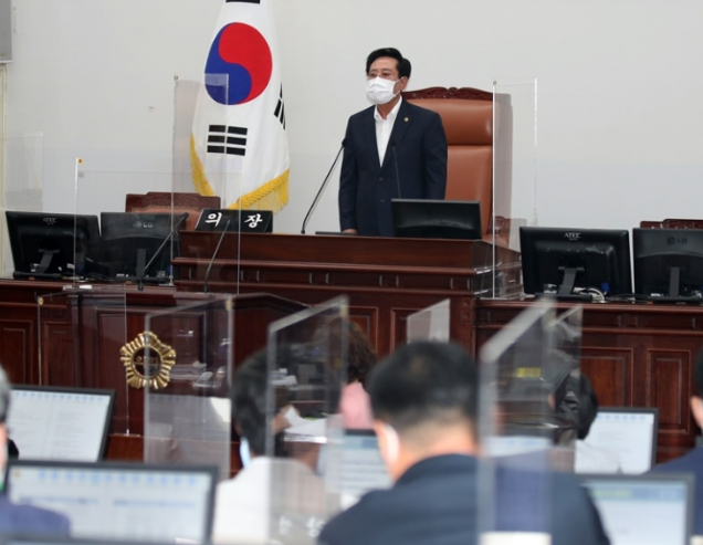 좌남수 제주도의회 의장이 낮아진 단상에서 개회사를 하고 있다. 사진=제주도의회 제공