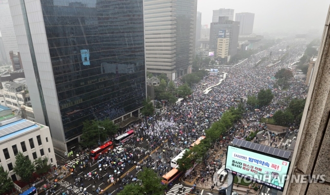 지난달 15일 오후 서울 세종대로에서 사랑제일교회·자유연대 등 정부와 여당 규탄 집회가 열린 가운데 참가자들이 거리를 가득 메운 모습.사진=연합뉴스