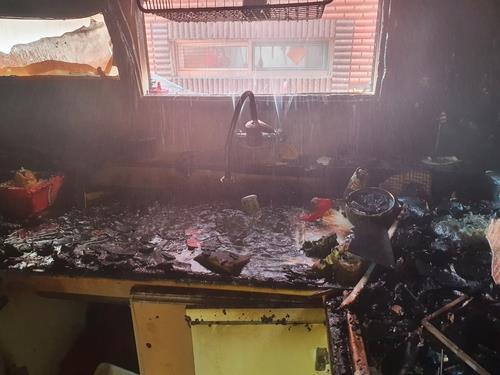 인천 미추홀구소방서에 따르면 지난 14일 미추홀구 빌라에서 초등학생 형제가 라면을 끓여 먹다 화재를 일으켰다. 사진은 인천소방본부 제공./사진=연합뉴스