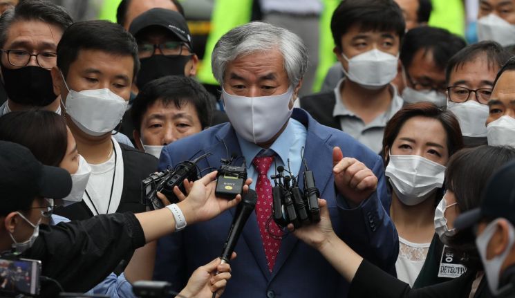 보석 취소로 재수감되는 전광훈 사랑제일교회 담임목사가 7일 오후 성북구 사랑제일교회 앞에서 취재진에게 발언하고 있다/사진=연합뉴스