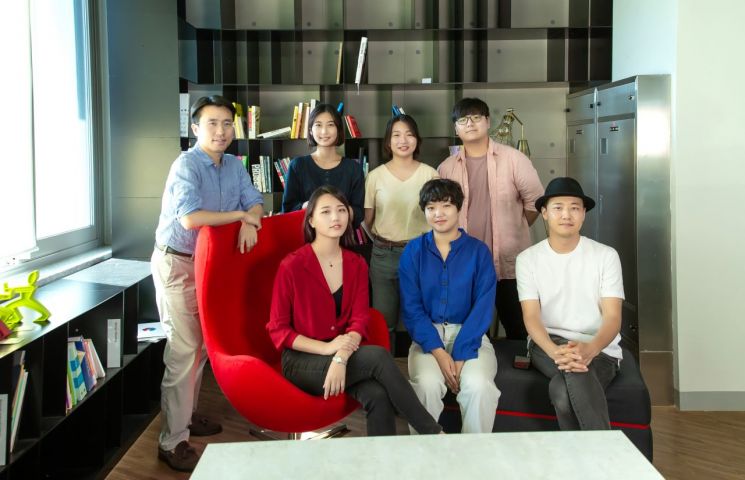 IDEA 2020에서 수상한 UNIST 연구진(윗줄 왼쪽부터 정두영 교수, 진효정 대학원생, 최혜민, 이진백 학생. 아랫줄 왼쪽부터 김도경, 이지영 대학원생, 김황 교수).