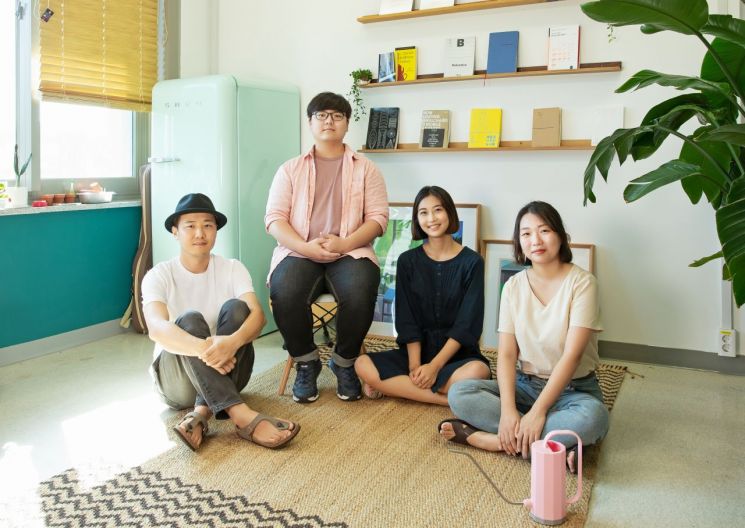 '술라이' 디자인 팀(왼쪽부터 김황 교수, 이진백 학생, 진효정 대학원생, 최혜민 학생).