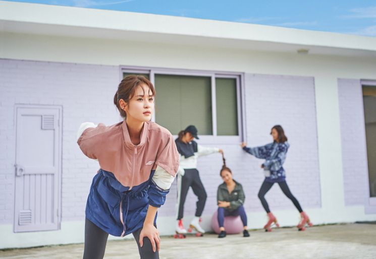 심은우, 모노톤→파스텔톤 애슬레저 룩