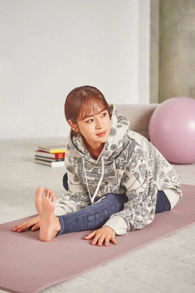 심은우, 모노톤→파스텔톤 애슬레저 룩