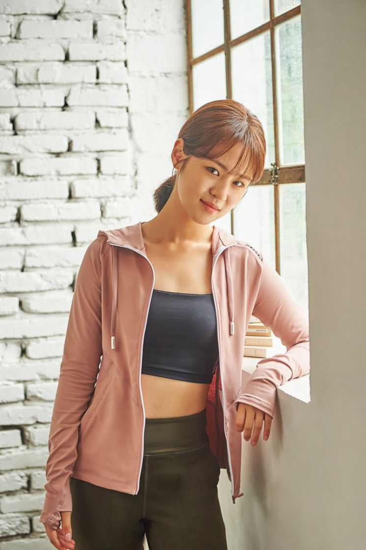 심은우, 모노톤→파스텔톤 애슬레저 룩