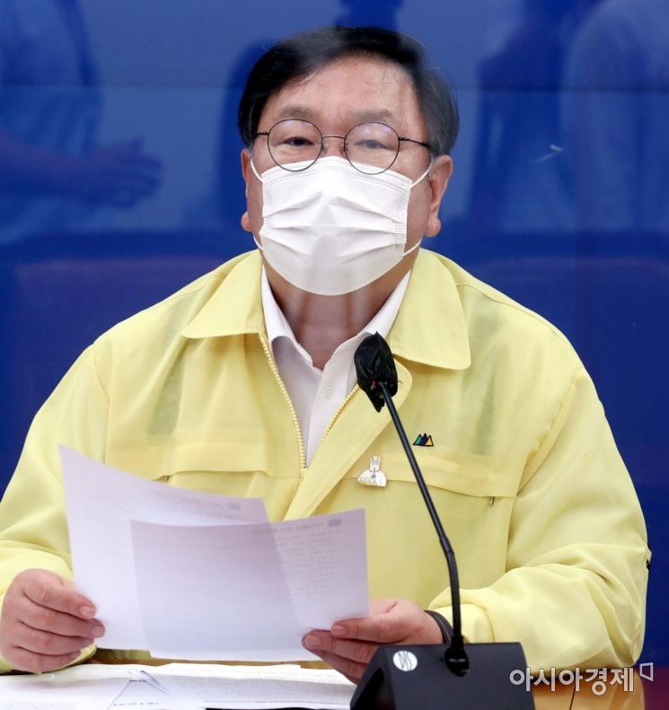 김태년 더불어민주당 원내대표가 17일 국회에서 열린 정책조정회의에 참석, 모두발언을 하고 있다./윤동주 기자 doso7@