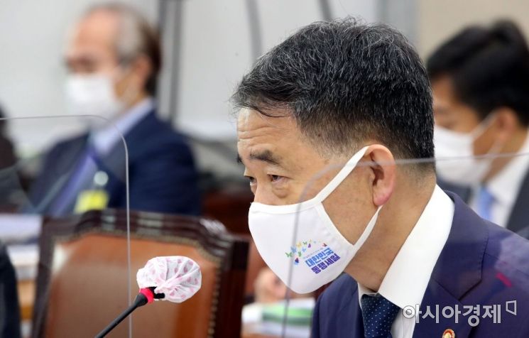 박능후 보건복지부장관이 지난달 17일 국회에서 열린 보건복지위 전체회의에 출석, 의원들 질의에 답변하고 있다./윤동주 기자 doso7@