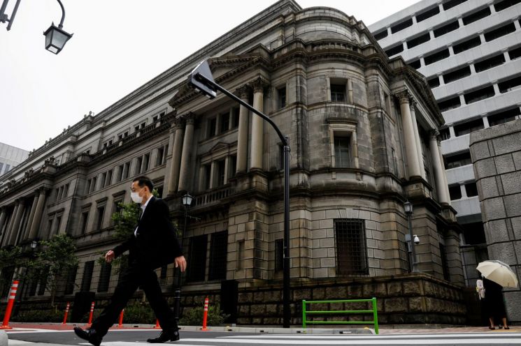 일본은행, 대규모 금융완화 유지키로…GDP 전망치는 하향